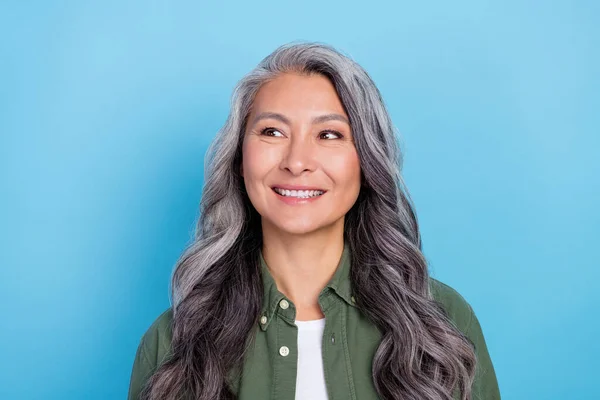 Foto Adorabile Bella Donna Pensione Indossare Camicia Verde Cercando Spazio — Foto Stock