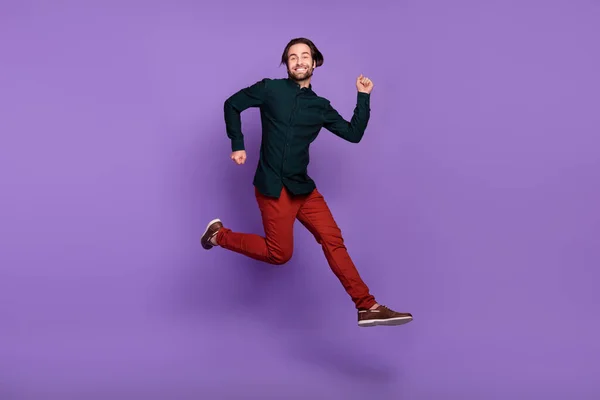 매력적 매력적 남자의 평상복을 점프를 즐기는 외로운 보라색 — 스톡 사진