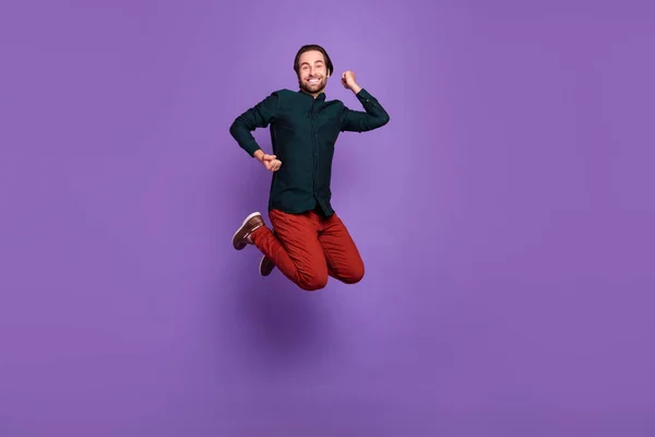 Foto Joven Afortunado Funky Usar Traje Casual Inteligente Sonriendo Saltando — Foto de Stock