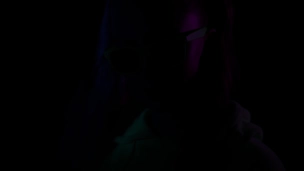 Tentador futurista fantasía chica disfrutar de vaporwave sintetizador disco gradiente luces — Vídeos de Stock