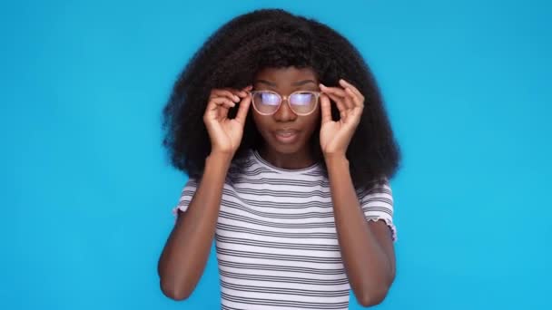 Excitado espantado engraçado senhora tirar óculos venda reação — Vídeo de Stock