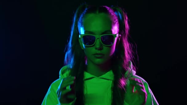 Assez confiant charismatique dame ajuster synthwave 90s style lunettes de soleil — Video