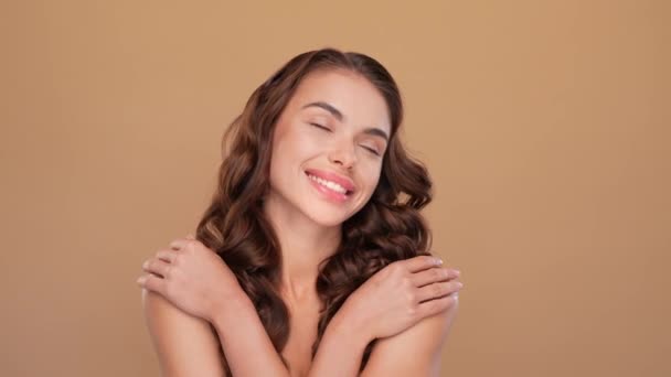 Foto de abraço senhora alegria puros ombros isolado pastel cor fundo — Vídeo de Stock