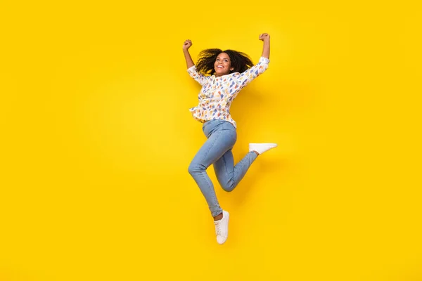 Foto de comprimento total de fresco jovem ondulado penteado senhora salto desgaste blusa jeans tênis isolado no fundo amarelo — Fotografia de Stock