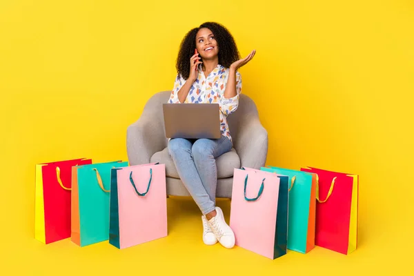 멋진 머리 스타일의 미녀의 전신 사진 온라인 쇼핑 전화 쇼핑을 하는 여자노란 배경에 고립된 셔츠 청바지 운동화 — 스톡 사진