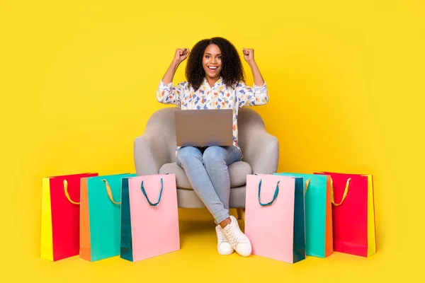 손을 잡고 온라인 쇼핑을 하는 헐렁 한 젊은 미녀의 전체 사진 노란색 배경에 고립된 셔츠진 신발을 신고 있는 사진. — 스톡 사진
