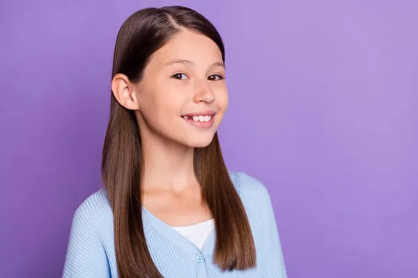 Foto de escola otimista morena menina pequena usar camisa azul isolada no fundo cor violeta — Fotografia de Stock