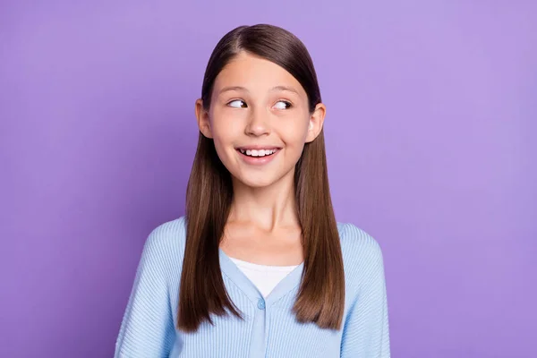 Bild av imponerad brunett liten flicka ser tomt utrymme bära blå skjorta isolerad på violett färg bakgrund — Stockfoto