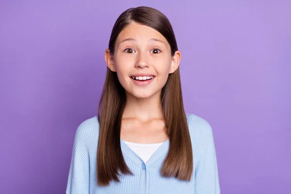 Foto de hooray morena pequena menina usar camisa azul isolada no fundo cor violeta — Fotografia de Stock