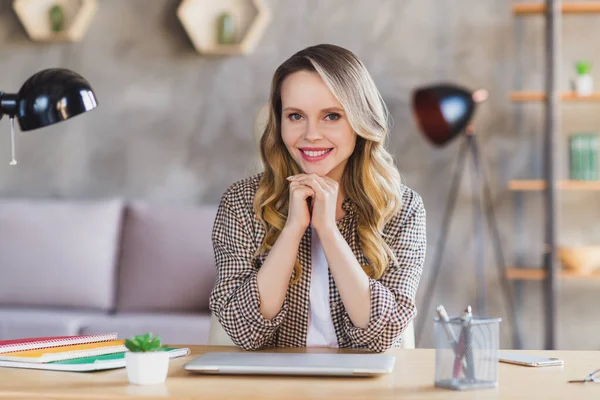 Foto retrato mujer joven sonriendo sentado en la mesa de trabajo desde casa — Foto de Stock
