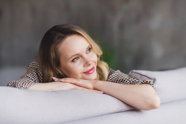 Foto retrato mujer joven sonriendo relajante en el sofá en casa — Foto de Stock