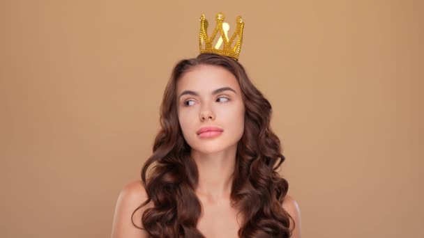 Fotografie luxusní dáma Roll oči vyhrát tiara izolované pastelové barvy pozadí — Stock video