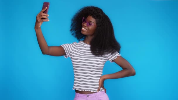 Popular influencer doamnă hold telefon lua fotografii selfie trage — Videoclip de stoc