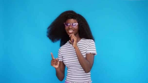 Őrült vicces hölgy tartja telefon rekord lejátszási lista zene tánc érezd jól magad — Stock videók