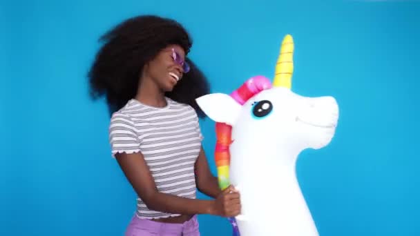 Loco positivo señora abrazo goma unicornio disfrutar de la danza — Vídeo de stock