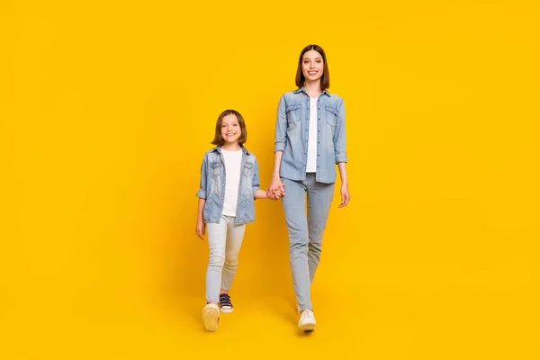 Foto Duas Irmãs Adoráveis Brilhantes Usam Camisas Jeans Sorrindo Andando — Fotografia de Stock