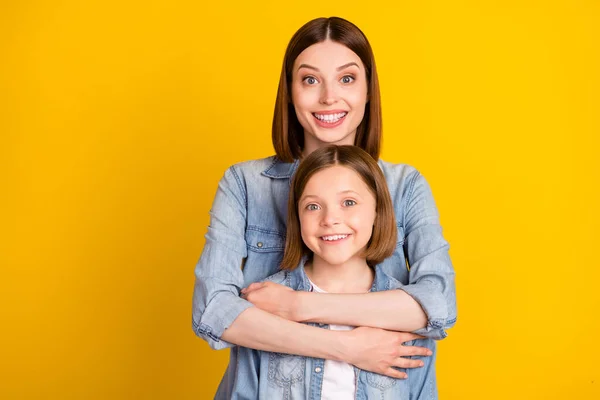 魅力的な2人の姉妹の写真は ジーンズのシャツを着て笑顔を受け入れ孤立した黄色の背景 — ストック写真