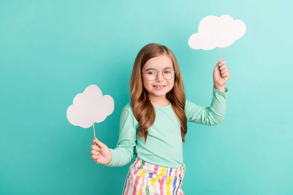 Zdjęcie Młodej Dziewczyny Szczęśliwy Pozytywny Uśmiech Prognoza Pogody Chmura Trzymać — Zdjęcie stockowe