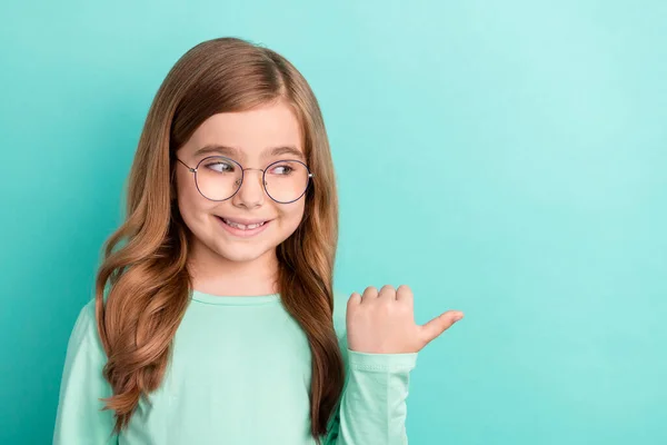 Foto Chica Joven Feliz Sonrisa Positiva Punto Pulgar Espacio Vacío —  Fotos de Stock