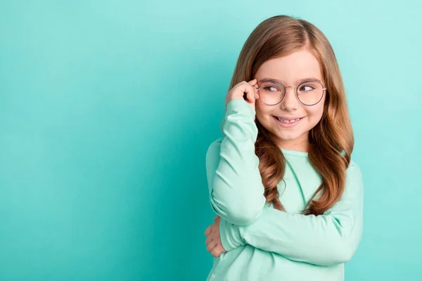 Foto Chica Joven Feliz Sonrisa Positiva Mano Tacto Gafas Interesado —  Fotos de Stock