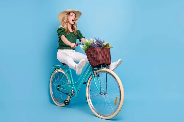 Profilfoto Von Unvorsichtigen Dame Fahren Fahrrad Tragen Strohhut Tragen Schultern — Stockfoto