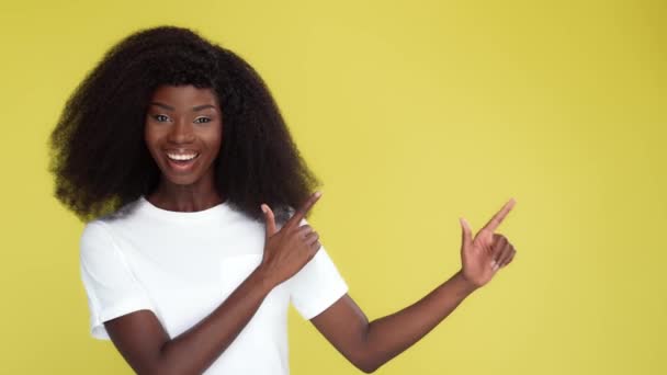 Positieve grappige dame directe vinger lege citroen kleur ruimte nieuwigheid optie — Stockvideo