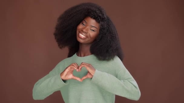 Romantiska känslor uttryck charmig flicka visa olika hjärta symboler — Stockvideo