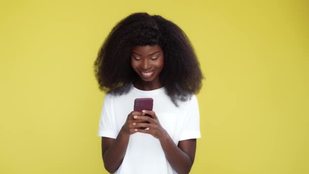 Vrolijke blogger dame houden telefoon maken smm post op citroen achtergrond — Stockvideo