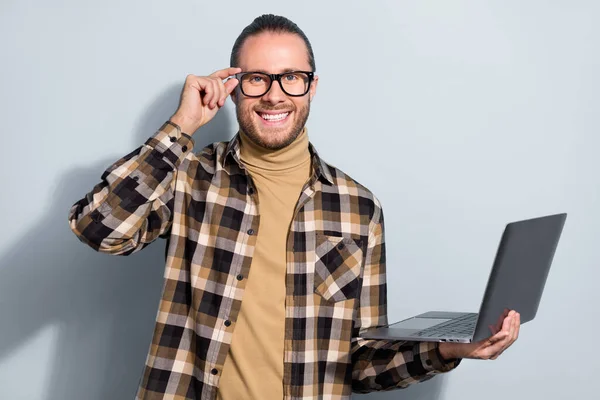 Zdjęcie Młodego Człowieka Pewny Okularów Używać Laptop Trener Przedstawiciel Odizolowany — Zdjęcie stockowe