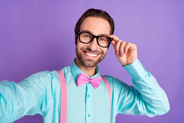 Foto di ragazzo brunetta millenaria cool fare selfie indossare cravatta bretelle camicia blu occhiali isolati su sfondo viola — Foto Stock
