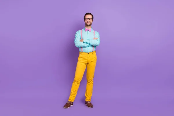 Grande photo de beau millénial hipster brunet homme croisé bras porter cravate bretelles chemise lunettes pantalon baskets isolé sur fond violet — Photo