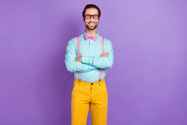Foto de fresco jovem morena homem cruzado mãos desgaste gravata suspensórios azul camisa óculos isolados no fundo cor violeta — Fotografia de Stock