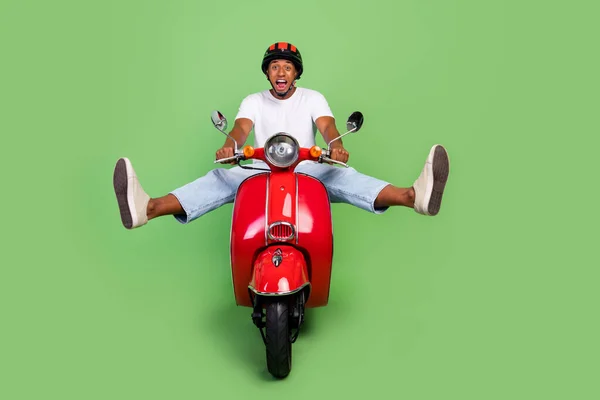 Voller Länge Foto Von Jungen Fröhlichen Afro Mann Spaß Haben — Stockfoto