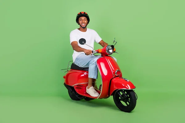年轻非洲男子驾驶老式摩托车的全长侧面照片 与绿色背景隔离 — 图库照片