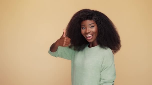 女性の広告の親指のバーゲン孤立パステルカラーの背景 — ストック動画