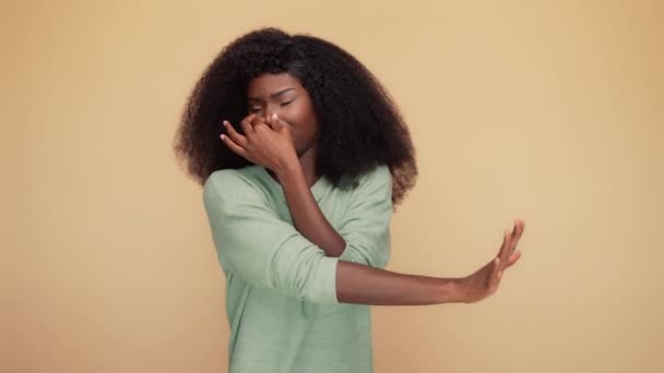 Lady riechen schlechten Geruch Erbrochenes Geruch isoliert auf pastellfarbenem Hintergrund — Stockvideo