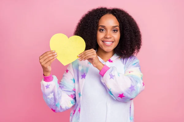 Foto Una Joven Mujer Africana Cogida Mano Pequeña Forma Corazón — Foto de Stock