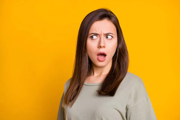 Photo Young Amazed Shocked Surprised Girl Open Mouth Look Copyspace — Stock Photo, Image