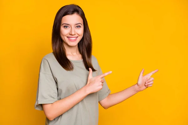 Foto Joven Encantadora Bastante Feliz Positivo Sonriente Alegre Chica Señalando — Foto de Stock