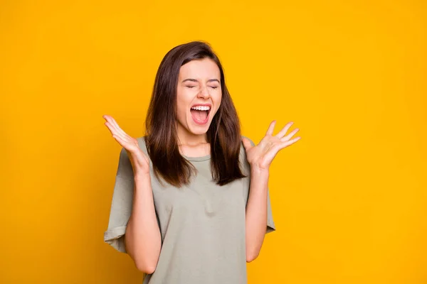 Foto Mladé Šťastné Pozitivní Vzrušený Šílený Vítěz Dívka Křičí Zavřenýma — Stock fotografie