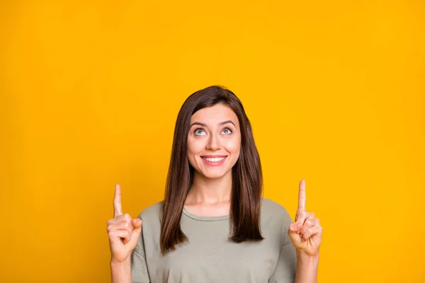 可爱的 快乐的棕色头发女孩的画像 展示了在明亮的黄色背景上孤立的复制空间广告 — 图库照片
