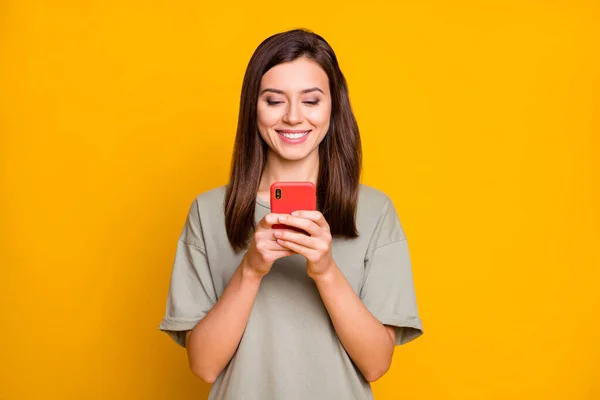若い魅力的な素敵な幸せな肯定的な笑顔明るい女の子の写真黄色の色の背景に隔離されたスマートフォンを使用 — ストック写真