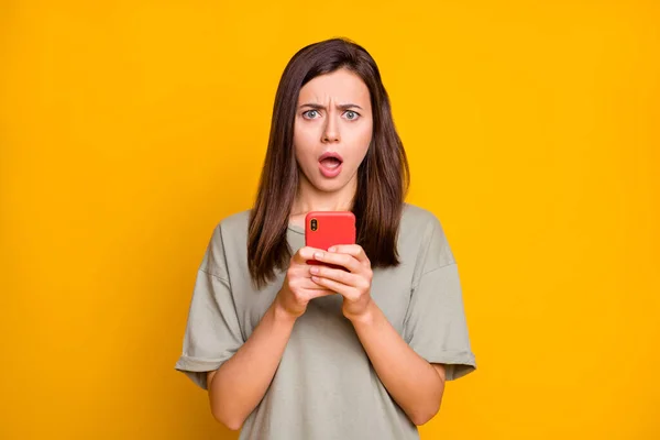 Foto Van Overstuur Geschokt Jonge Vrouw Houden Telefoon Negatieve Reactie — Stockfoto