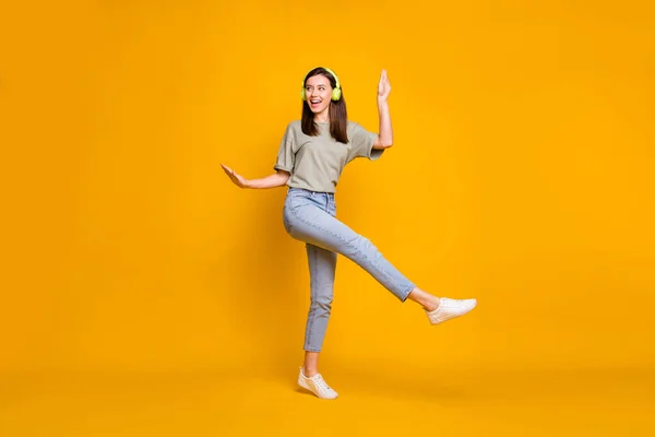 Foto Comprimento Total Jovem Engraçado Mulher Funky Usar Fones Ouvido — Fotografia de Stock