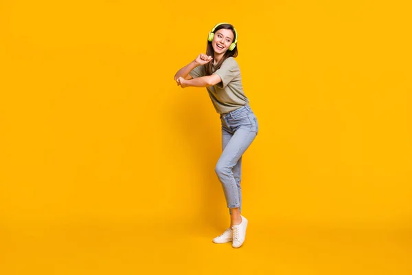 Ganzkörpergröße Ansicht Von Ziemlich Lustig Fröhlich Mädchen Hören Melodie Tanzen — Stockfoto