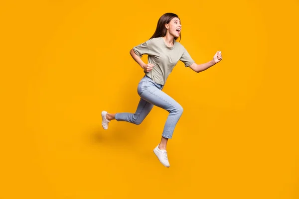 Ganzkörpergröße Ansicht Der Schönen Motivierte Fröhliche Mädchen Springen Läuft Isoliert — Stockfoto