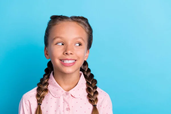 Foto Joven Alegre Niña Feliz Sonrisa Dentada Positiva Sueño Mirada —  Fotos de Stock