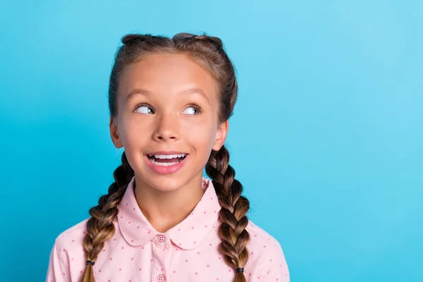 Фото Молодої Веселої Маленької Дівчинки Щаслива Позитивна Посмішка Виглядає Порожнім — стокове фото