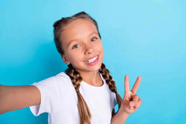 Küçük Kızın Fotoğrafı Mutlu Pozitif Gülümseme Selfie Nin Mavi Arka — Stok fotoğraf