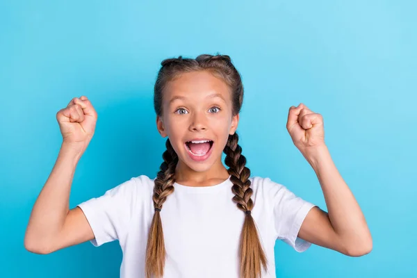 Foto Niña Feliz Sonrisa Positiva Regocijarse Victoria Éxito Puños Manos — Foto de Stock